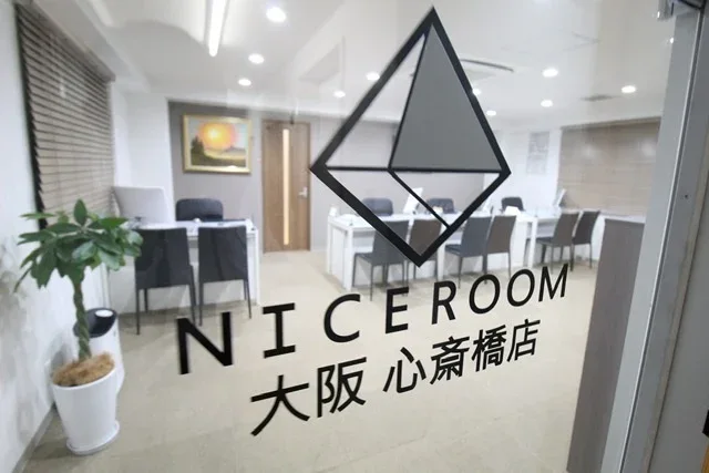 NICEROOM大阪心斎橋店の入口。ガラス扉にロゴと店名が入っている